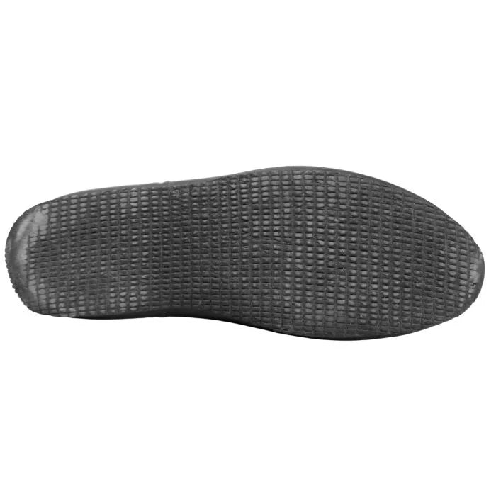 Detailed view of the flat, non-slip ribbed outsole pattern on the Bundeswehr rubber overboot