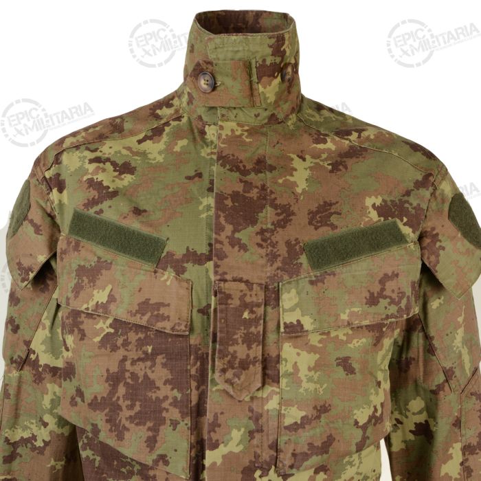 Close-up of Italian Vegetato field shirt collar and button closure