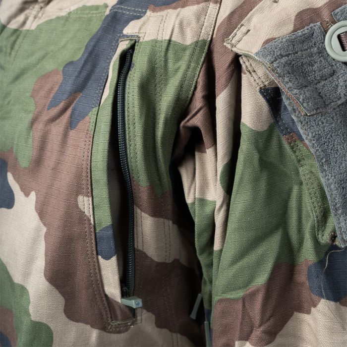 Close-up of chest vertical zipper pocket and sleeve pocket on French FELIN T4 jacket