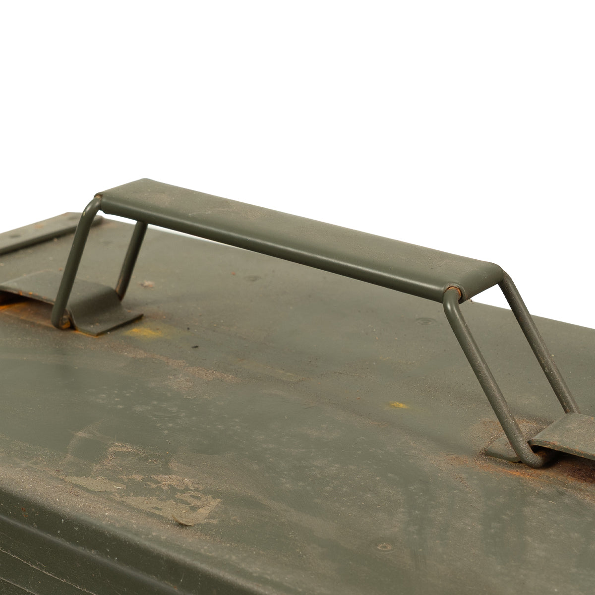 Top view of the Italian Army NATO ammunition box, highlighting the integrated carry handle and durable metal lid.