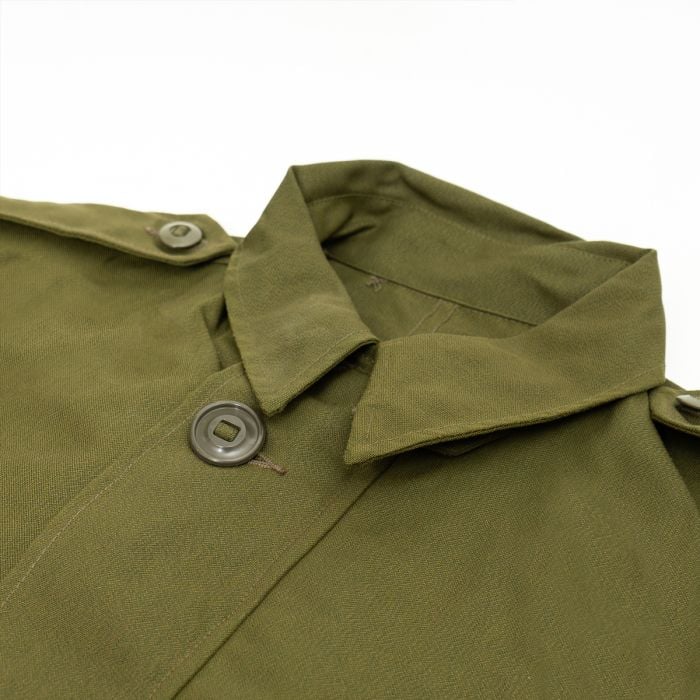 Detailed close-up of the collar and shoulder epaulette button on the unissued Canadian GS Mk II coat.
