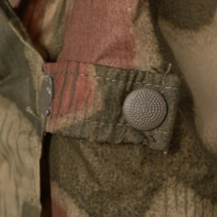 Close-up of the adjustable side strap and textured snap closure of the BGS Sumpftarn poncho.