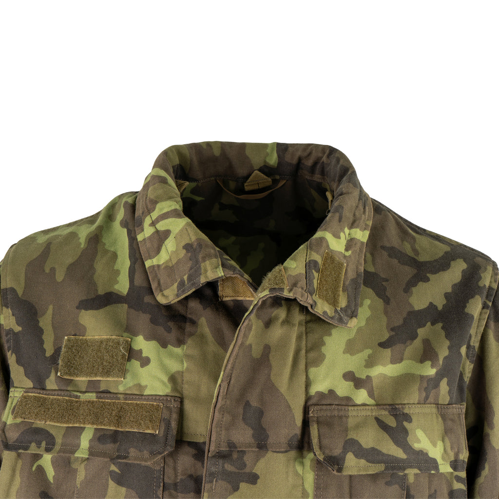 Detailed view of the M95 field jacket collar featuring folded fabric and reinforced construction.
