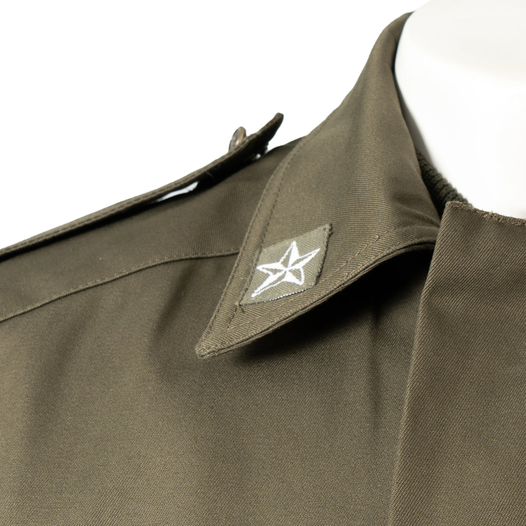 Close-up detail of the collar showing the embroidered Italian Army star insignia on the lapel.