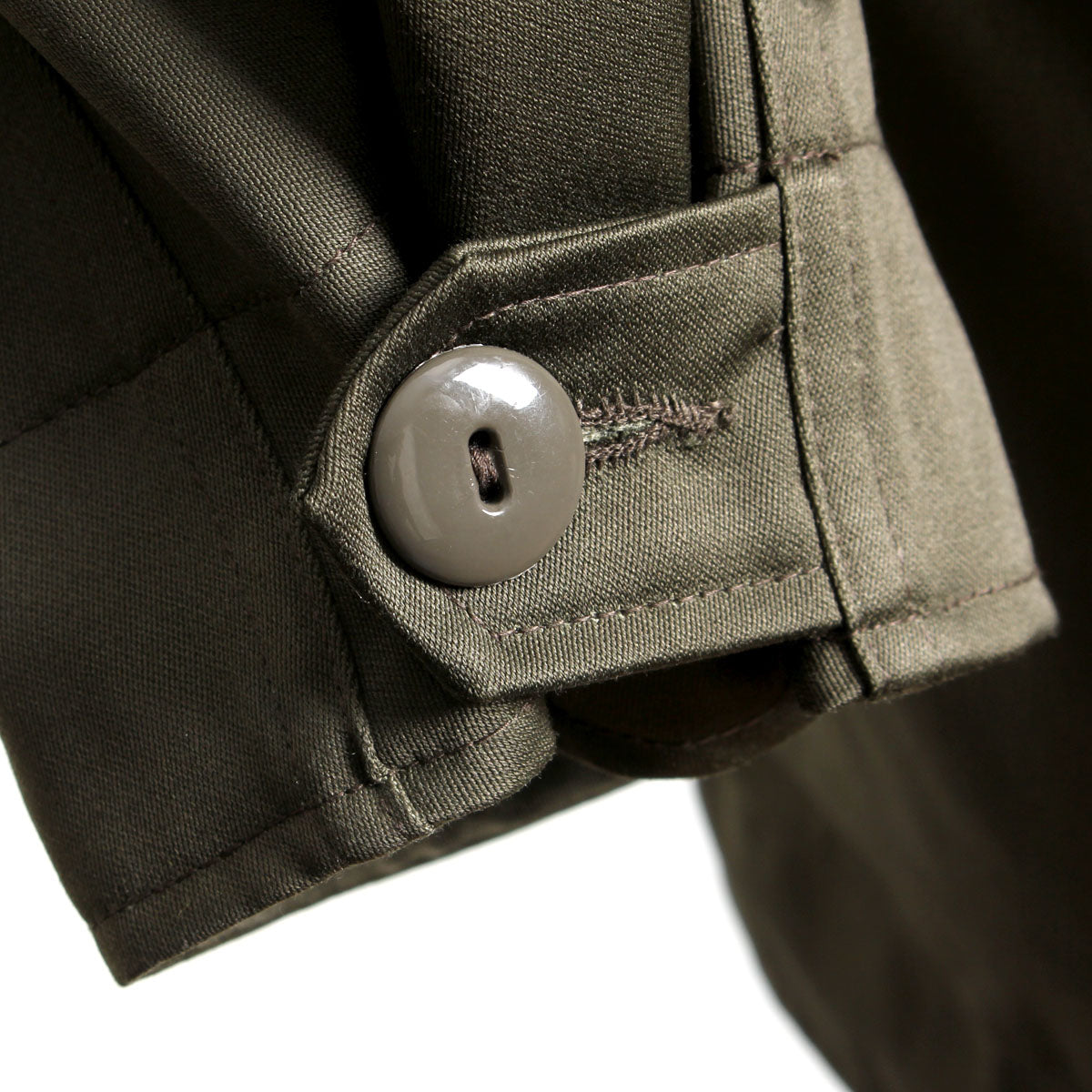 Adjustable sleeve cuff on the Austrian M65 parka with a button closure for a customized, secure fit.
