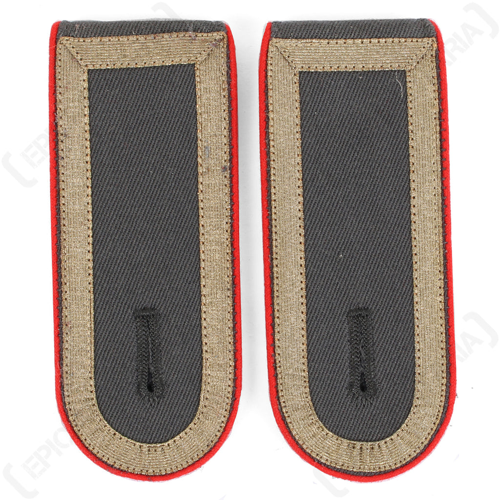 Front detail of German Bundeswehr Stabsunteroffizier shoulder boards showing red piping and tan military tresse.