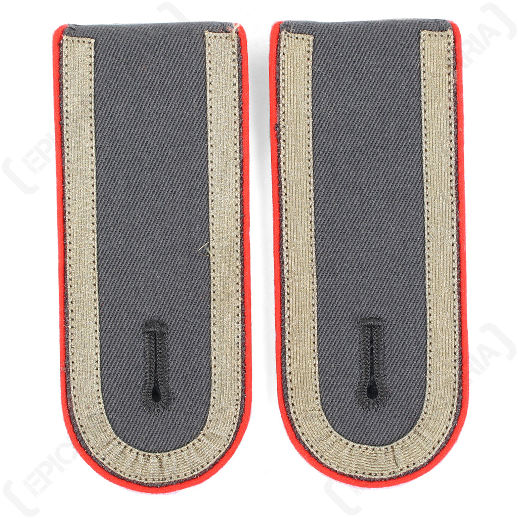 German military shoulder boards for Unteroffizier with red piping details and woven grey tresse strips.