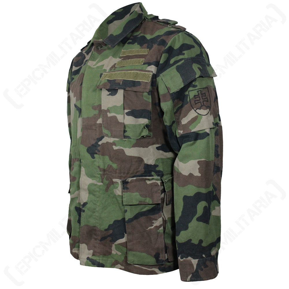 Side profile of M97 Slovakian army jacket featuring an embroidered Slovak coat of arms on the left sleeve and utility sleeve pocket.